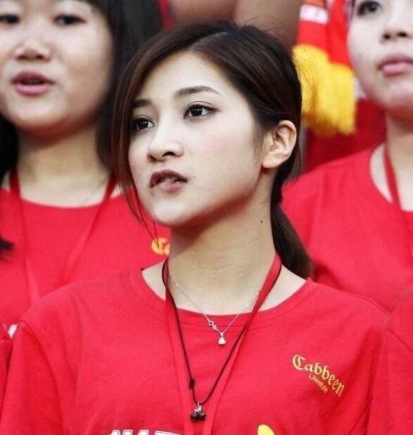 今年八月，库尔图瓦的受伤引发了皇马的地震，大量的报价摆在了俱乐部的桌面上，一百多名经纪人打来电话表示他们的球员愿意为皇马效力。
